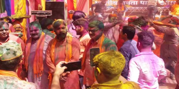 भाजपा नेताओं ने प्रदेश कार्यालय में जमकर खेली होली