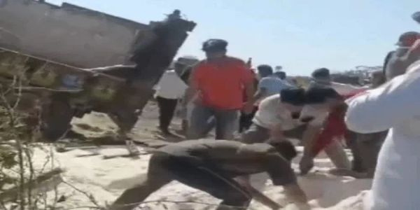 नमक से भरी ट्रैक्टर-ट्रॉली पलटने से बाइक सवार दो दोस्तों की मौत