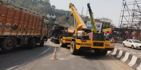 टैंकर पलटने से सड़क अवरूद्ध