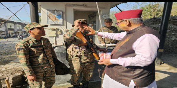 गणेश जोशी ने सेना के जवानों संग होली खेली