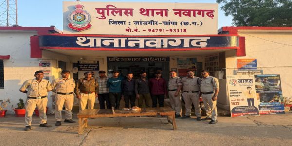पुलिस वाहन पर पथराव करने में पांच गिरफ्तार