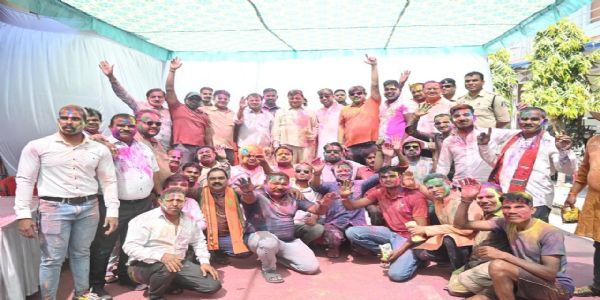 मंत्री लखन लाल देवांगन ने कार्यकर्ताओं व नगरवासियों के साथ खेली होली