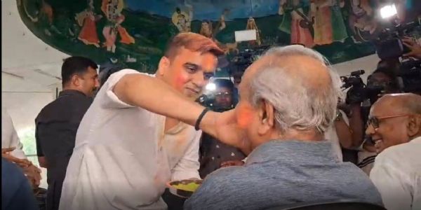 सूरत: डिप्टी सीएम हर्ष संघवी ने वृद्धाश्रम में होली मनाई, कहा – “मैं बुजुर्गों का बेटा हूं”