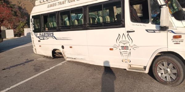 कीरतपुर-मनाली फोरलेन पर टेंपो ट्रेवलर और कार की जोरदार टक्कर