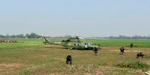 नेपाल : मतदान के दौरान नेपाली सेना के द्वारा हवाई गश्त