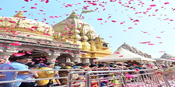 श्री काशी विश्वनाथ धाम में शिवभक्तों ने खेली फूलों की होली,भक्तों में उल्लास,गर्भगृह में चढ़ा गुलाल