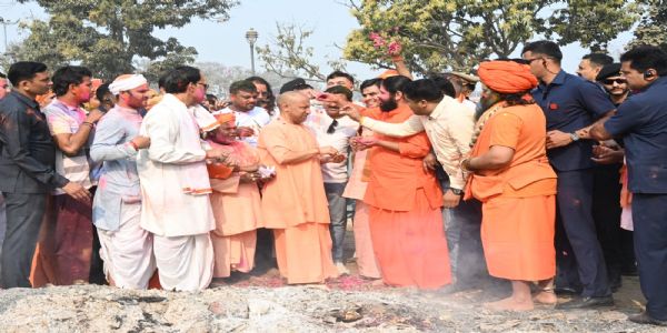 सुरक्षा के भाव और शांति के माहौल में होते हैं उमंग के पर्व : मुख्यमंत्री योगी