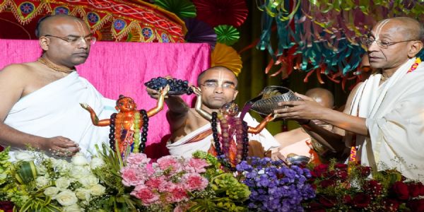 संकीर्तन आत्मा को शुद्ध कर उसे भगवान की प्रेमाभक्ति से जोड़ देता है : चंचलापति दास