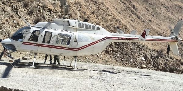 बीमार मतदानकर्मियों का हेलीकॉप्टर से उद्धार बीमार मतदानकर्मियों का हेलीकॉप्टर से उद्धार