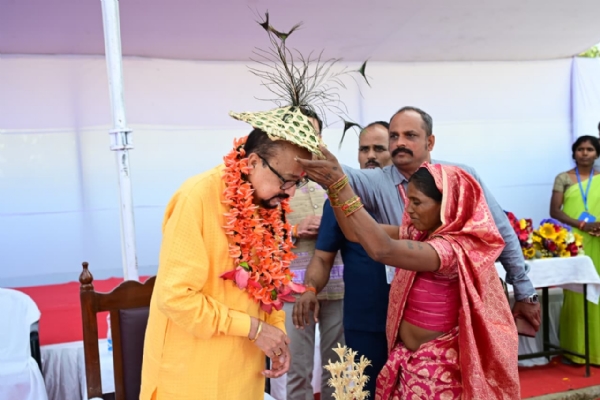 बैगा महिलाओं ने खुमरी पहनाकर राज्यपाल रमेन डेका का पारंपरिक स्वागत किया