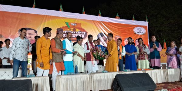 संबोधित करते