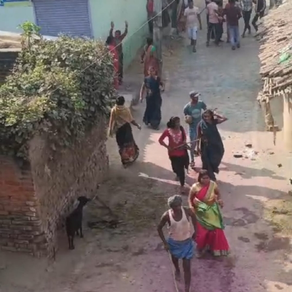 झगड़ा करते ग्रामीण