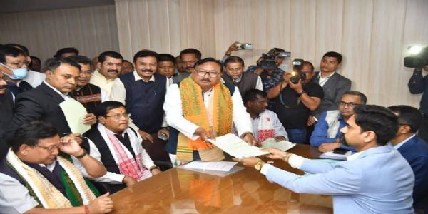 অসমঃ ৰাজ্যসভাৰ প্ৰাৰ্থীৰ মনোনয়ন পত্ৰ দাখিল কৰি থকা যোগেন মহন