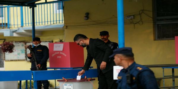 मतदान करते प्रधानमंत्री पद के उम्मीदवार बालेन शाह