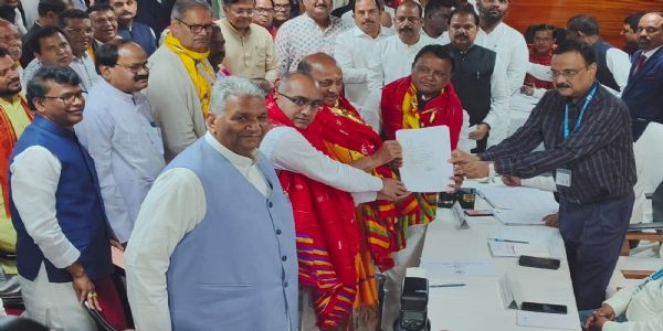 भाजपा उम्मीदवार और दिलीप राय ने नामांकन पत्र भरा