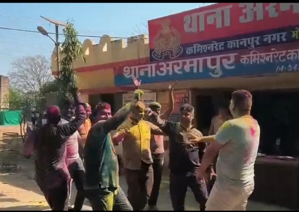 होली खेलते पुलिकर्मी