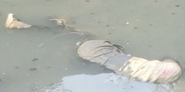 जबलपुरः नाले में कीचड़ में धंसा मिला युवक का शव