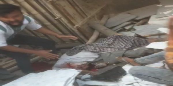 ओवरलोड वाहन के पलटने से एक व्यक्ति की मौत