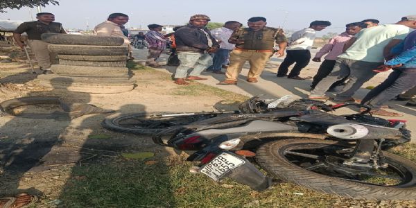 हाईवे पर खड़े वाहन से टकराई बाइक, युवक की मौत