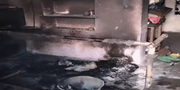 धुएं से दम घुटने से बुजुर्ग की मौत, खाट भी जली