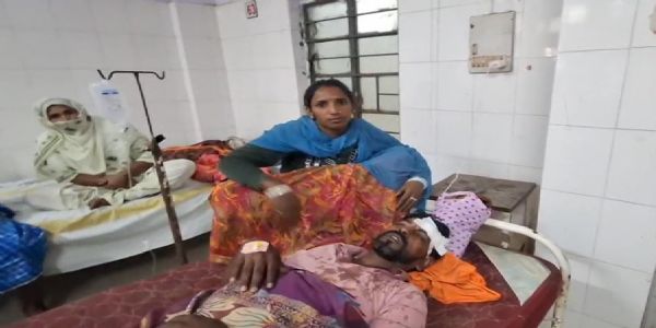 बालू माफिया पर मारपीट के आराेप में थाने में दिया आवेदन