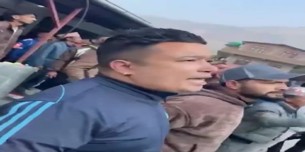 नेपाल के दोलखा जिले में मतपत्र लूटने वाले पोलिंग बूथ एजेंट को पुलिस ने हिरासत में लिया