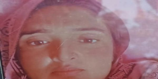 बिजनौर में कार ने बाइक को मारी टक्कर, महिला की मौत और पति घायल