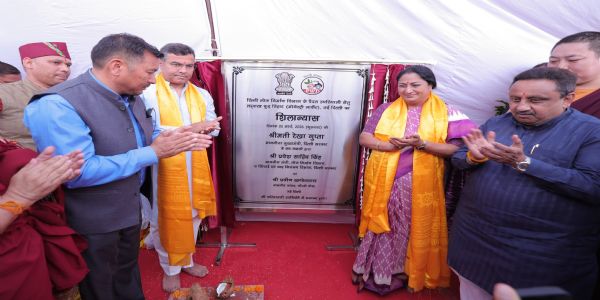 मुख्यमंत्री रेखा गुप्ता ने लद्दाख बुद्ध विहार के फुट ओवर ब्रिज का किया शिलान्यास