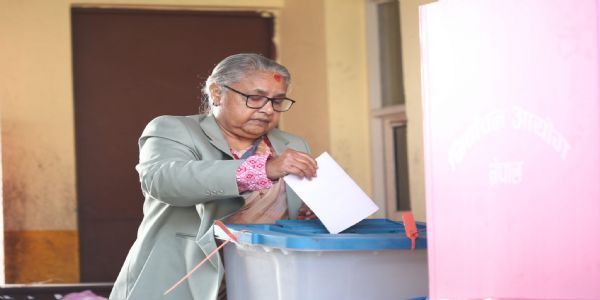 नेपाल : अंतरिम सरकार की प्रधानमंत्री सुशीला कार्की ने किया मतदान