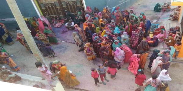 हमीरपुर के कुंडौरा गांव की महिलाओं ने फाग निकालकर लगाए ठुमके