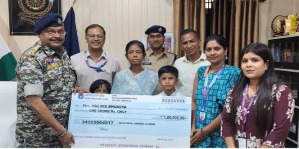 काेंडागांव : दिवंगत आरक्षक की पत्नी को मिला एक करोड़ का जीवन बीमा लाभ