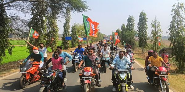 झाड़ग्राम : परिवर्तन यात्रा के स्वागत में भाजयुमो की बाइक रैली