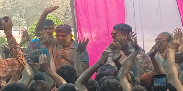 पुलिस लाइन में रंगोत्सव की धूम, डीएम-एसपी ने गाया ‘होली खेले रघुबीरा’, जवानों संग जमकर खेली होली
