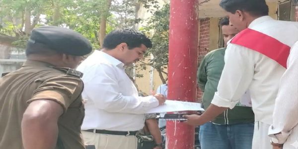 डीएम के औचक निरीक्षण से प्रखंड कार्यालय में हड़कंप, 14 कर्मचारी अनुपस्थित