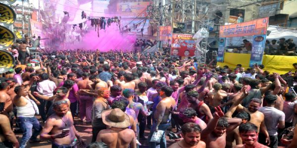 प्रयागराज के ठठेरी बाजार में जमकर उड़ा गुलाल,खेली गई ऐतिहासिक होली