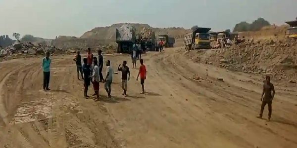 पुनर्वास, पानी की समस्या और विस्फोट की परेशानियों को लेकर ग्रामीणों का प्रदर्शन