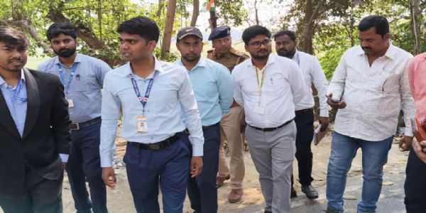डीएम ने श्रीकलपुर चेकपोस्ट से लेकर गोलाघाट तक व्यवस्था का लिया जायजा