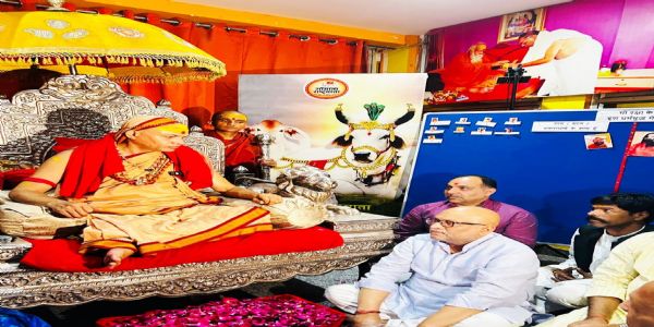 होली के दूसरे दिन प्रदेश कांग्रेस अध्यक्ष ने श्रीविद्यामठ में शंकराचार्य से लिया आशीर्वाद