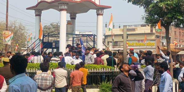 अंबेडकर प्रतिमा पर कालिख पोतने से बसपा कार्यकर्ता उग्र, नई मूर्ति लगाने की माँग