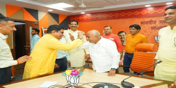 भाजपा प्रदेश अध्यक्ष ने प्रदेश कार्यालय में गुलाल लगाकर दी होली की शुभकामनाएं