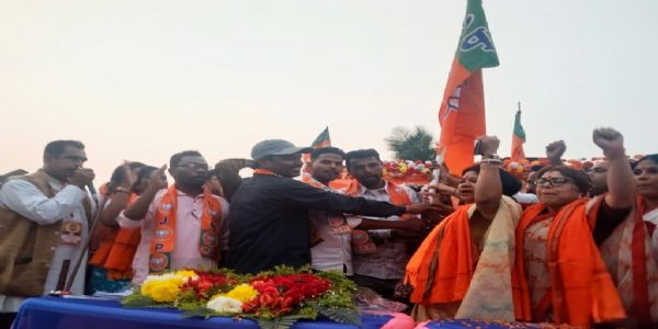 पूर्व तृणमूल युवा मोर्चा नेता राजीव महतो ने थामा भाजपा का दामन