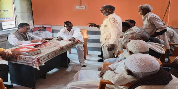 उप संचालक चकबन्दी ने ग्राम चौपाल में सुनीं कृषकों की समस्याएं