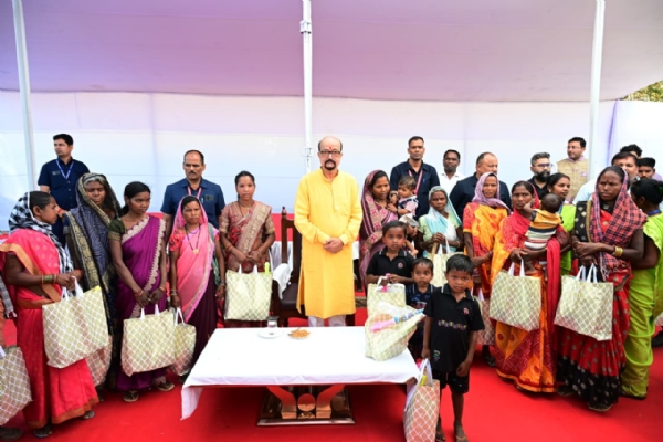 गोंदा स्वसहायता समूह से जुड़ी महिलाएं राज्यपाल रमेन डेका से मुलाकात करती हुईं