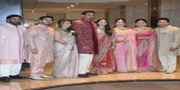 फोटो: अर्जुन तेंदुलकर - सानिया चंडोक को आशीर्वाद देते हुए मशहूर हस्तियां