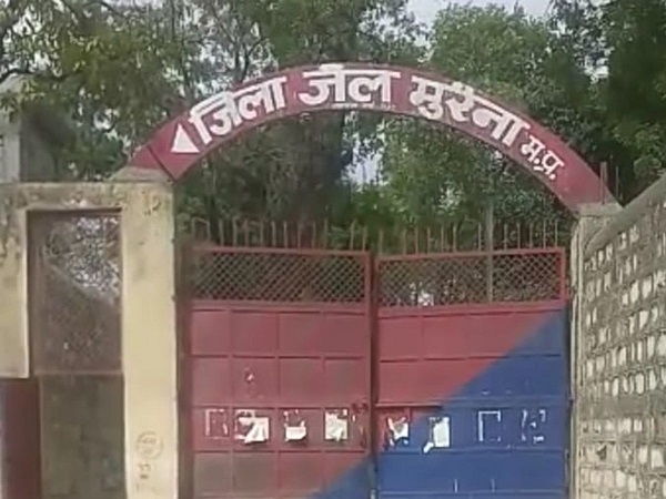 बहिनों ने जेल पहुंचकर भाईदूज का मनाया त्यौहार, किया भाईयों को टीका