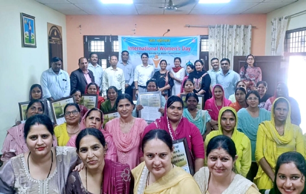 महिलाओं को सम्मानित करते हुए।