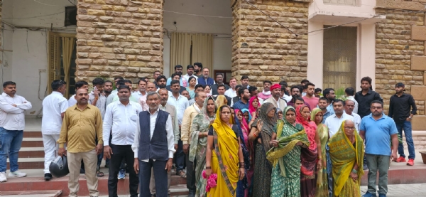 पुलिस उपायुक्त प्रयागराज  कार्यालय के बाहर सपा नेताओं एवं ग्रामीणों का छाया चित्र