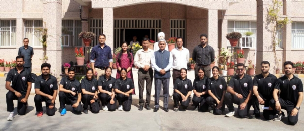 टीम को रवाना करते कुलपति एवं अन्य अधिकारी।