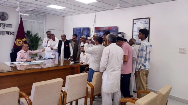 फतेहाबाद। डीसी को ज्ञापन सौंपते किसान।