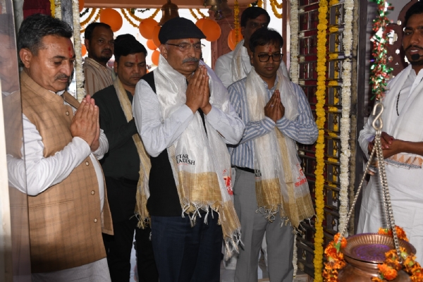 पूजा अर्चना करते आयुक्त